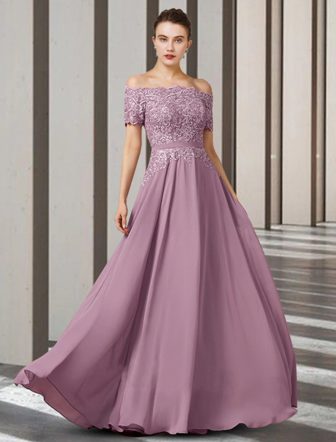 Abito da madre della sposa a trapezio, elegante, con spalle scoperte, lunghezza al pavimento, in chiffon, pizzo, maniche corte con applicazioni